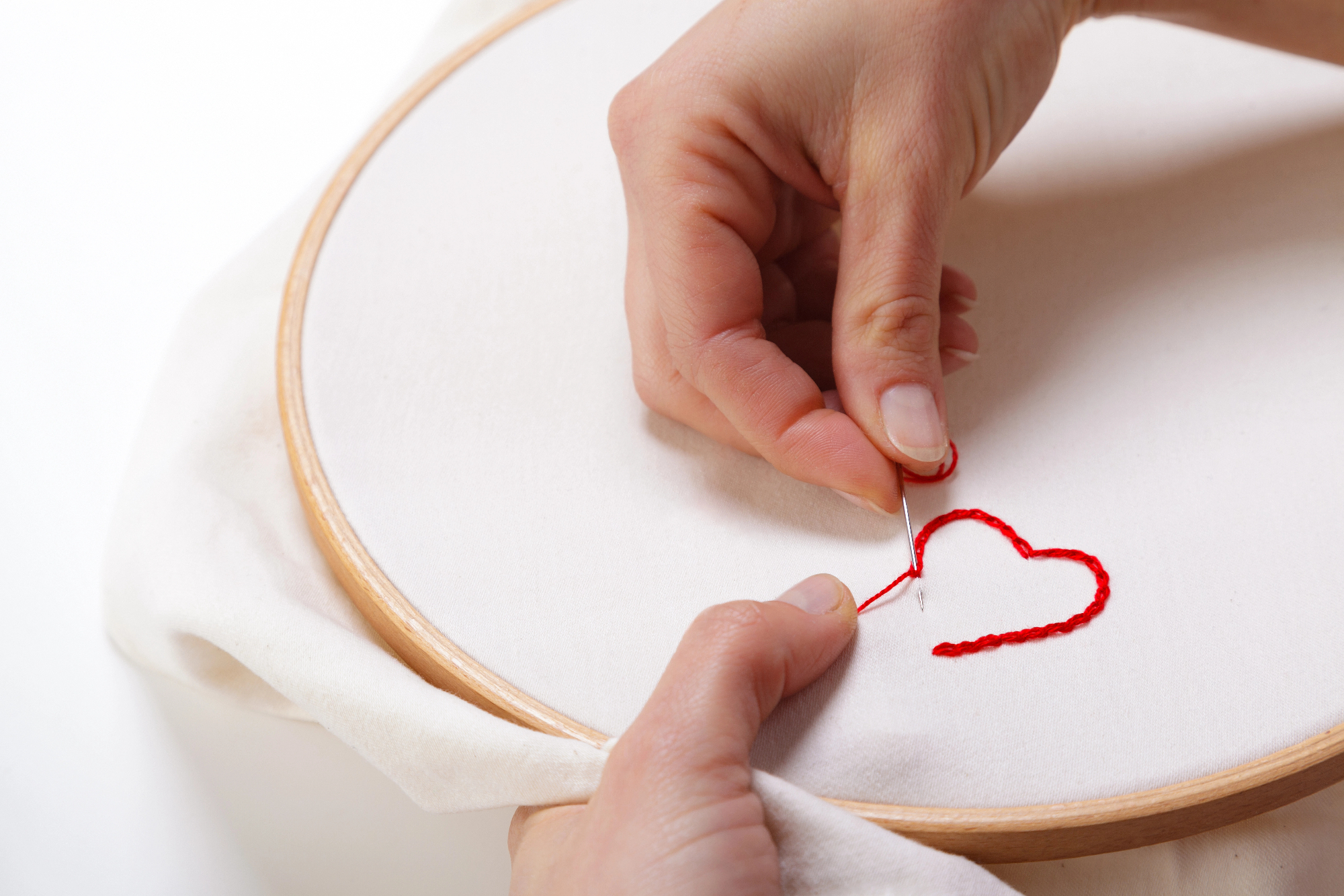 Kje vse se reklamno vezenje uporablja in zakaj ga izbrati